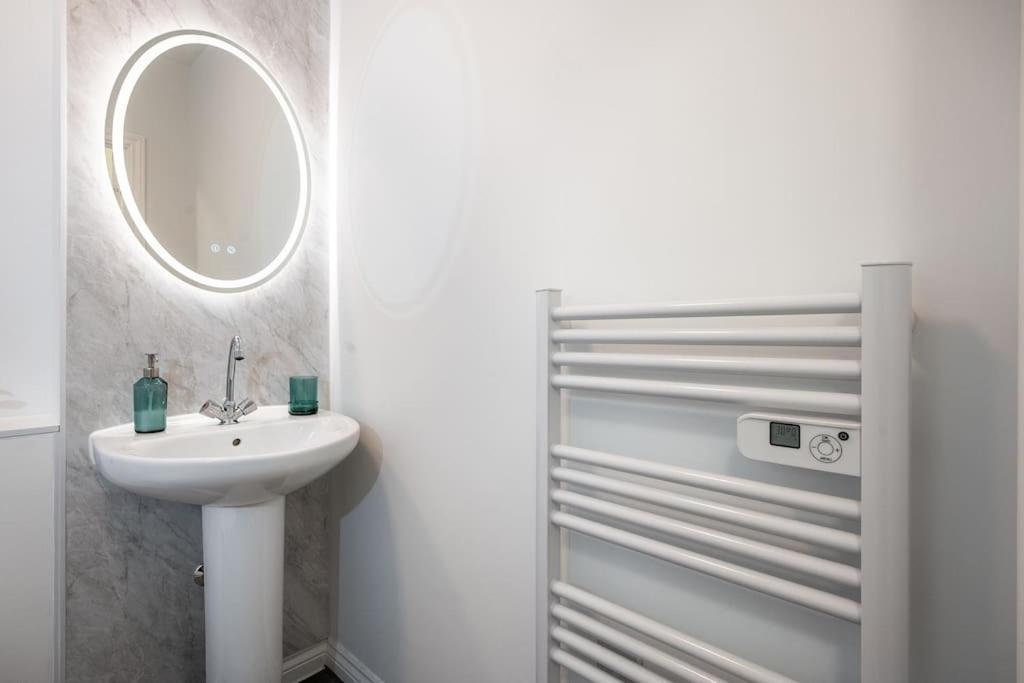 Reading 2-Bed Apartment & Parking Exterior photo